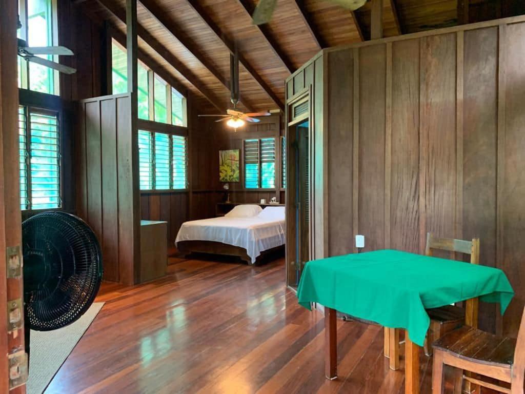 Mal Pais Surf Camp Hotel Playa Santa Teresa  Bilik gambar